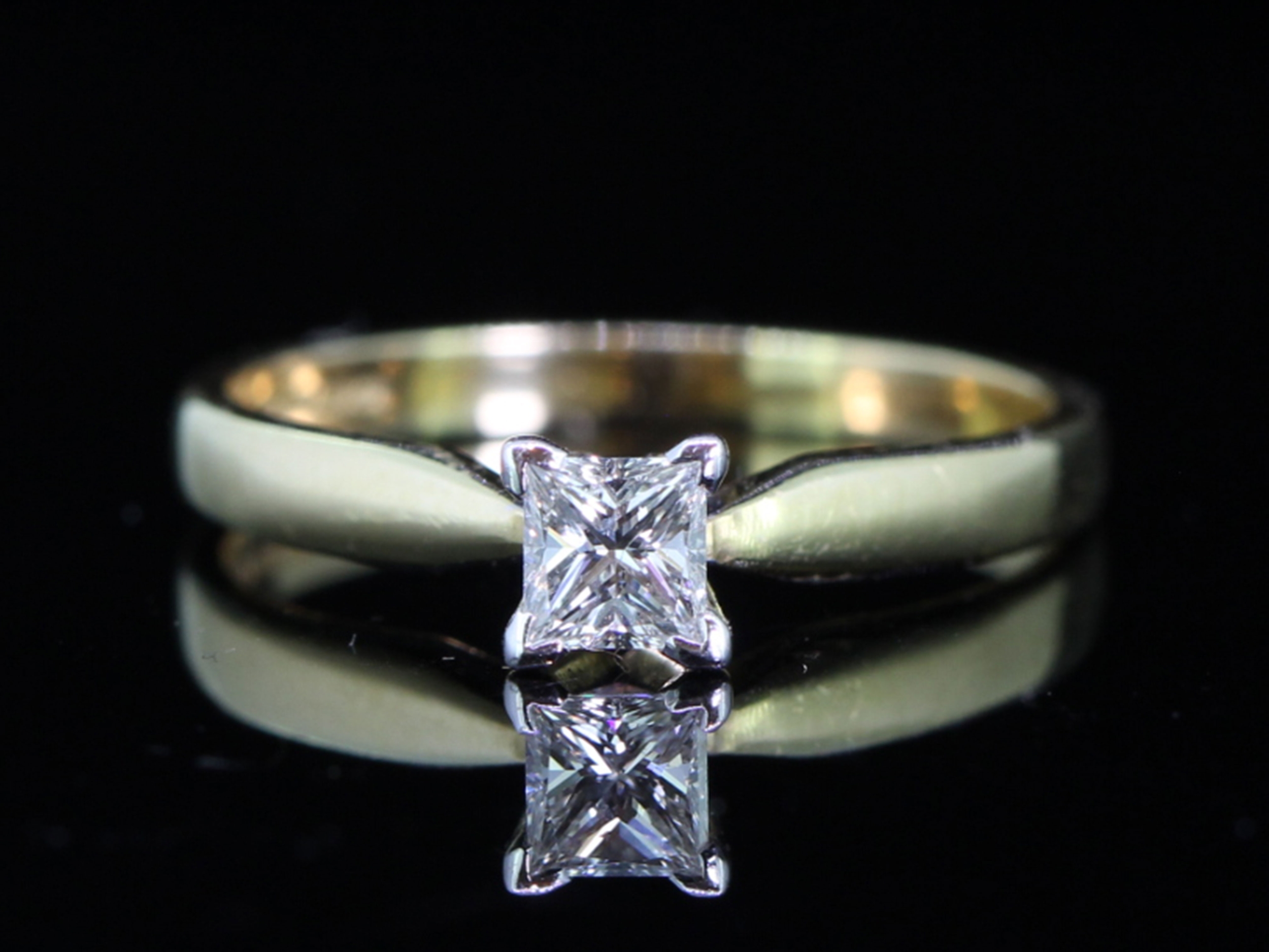 Beautiful princess cut diamond 18  carat gold  solitaire ring