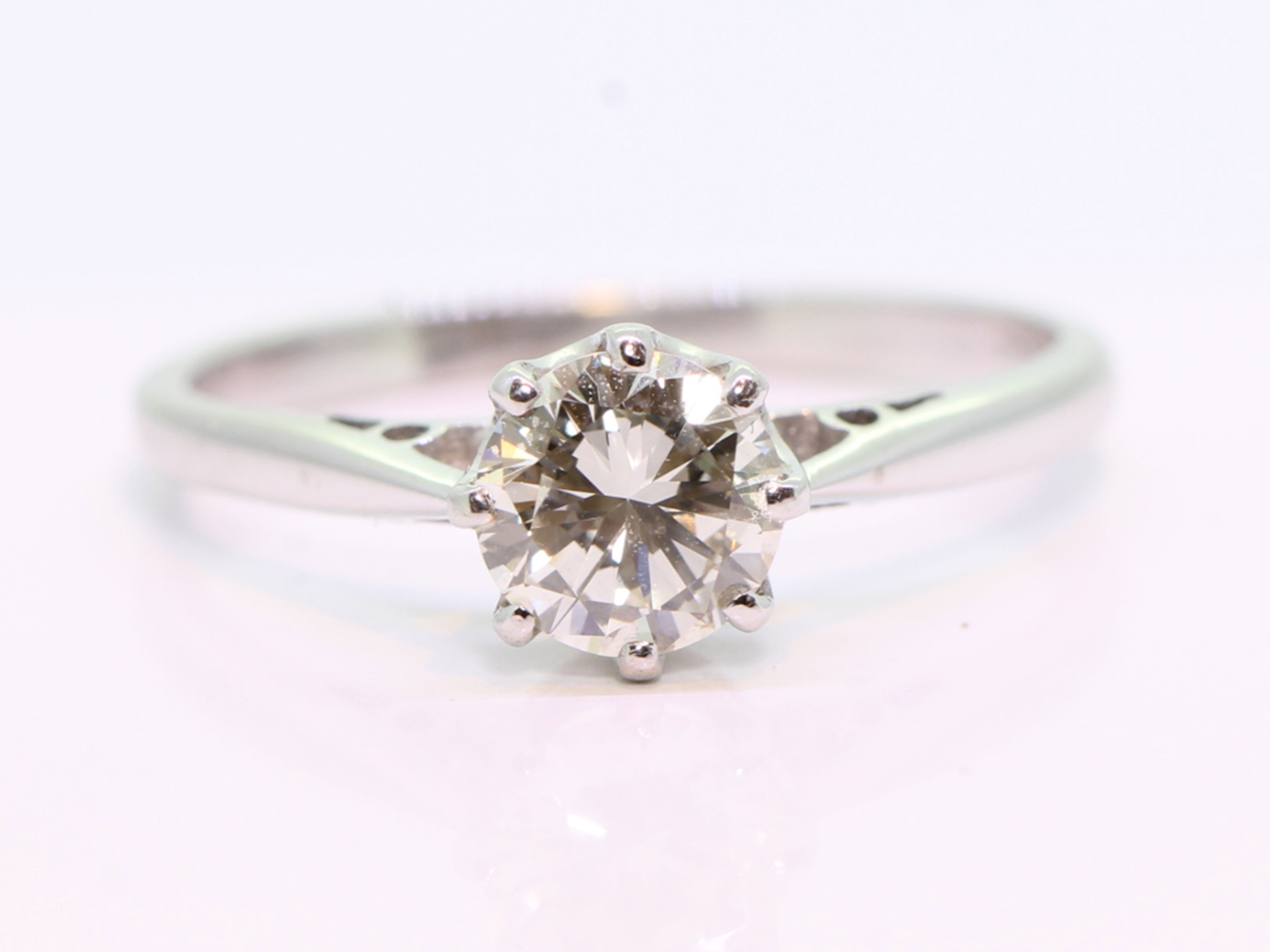 Breathtaking 18ct gold diamond solitaire ring 