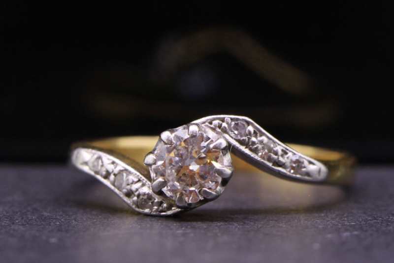 Eye catching diamond 18 carat gold ring