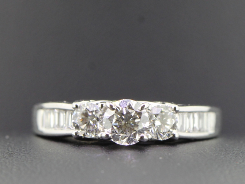 Stunning diamond solitaire 18 carat gold ring