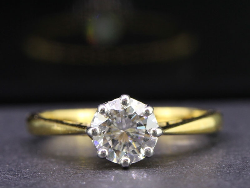 Stunning 18 carat gold and platinum diamond solitaire 