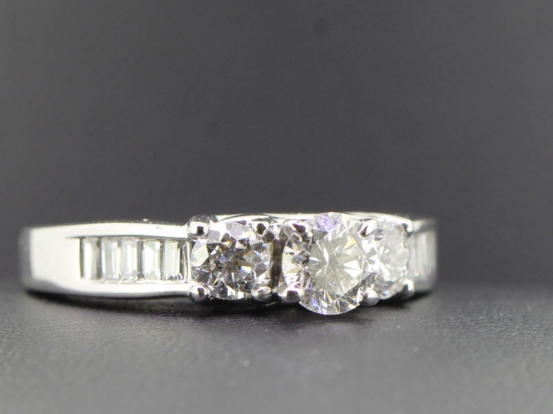 Stunning diamond solitaire 18 carat gold ring