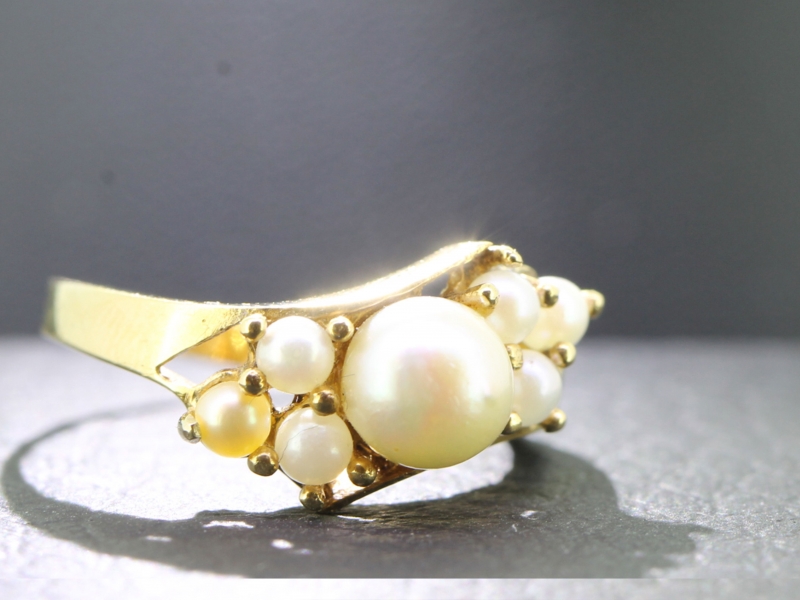 Beautiful pearl 9 carat gold ring