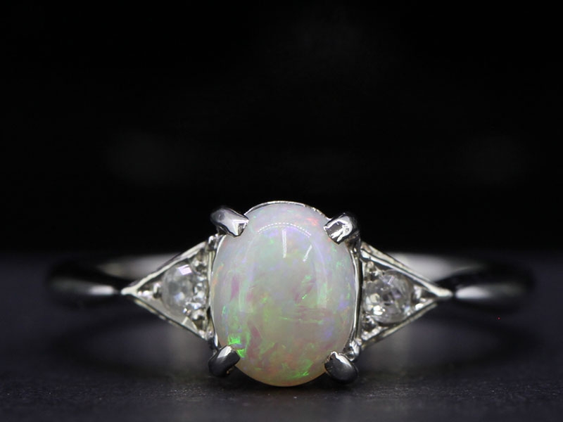 Stunning opal and diamond 18 carat gold ring