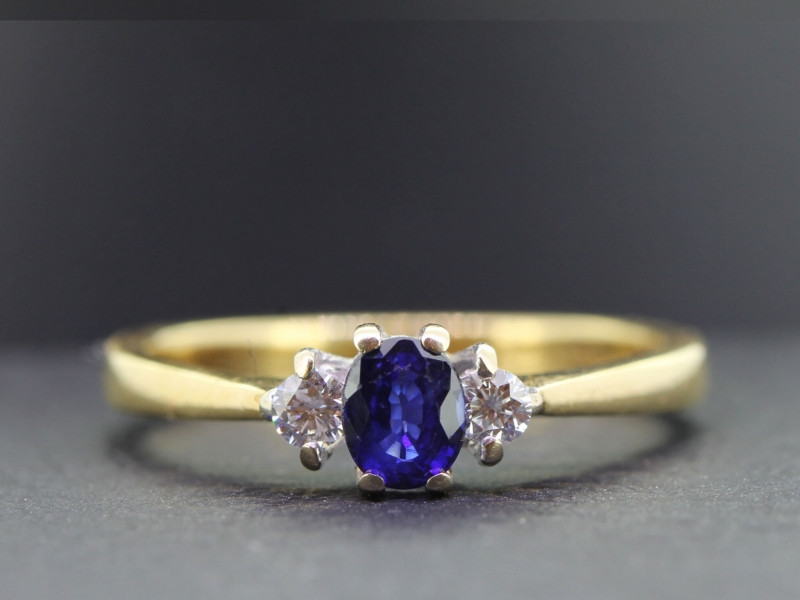 Beautiful ceylon sapphire and diamond trilogy 18 carat gold ring