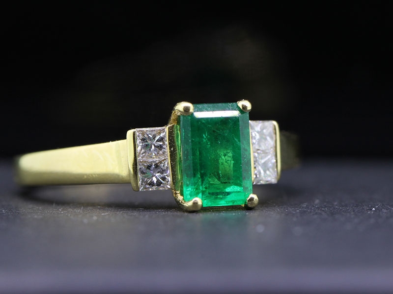Elegant emerald and diamond 18 carat gold ring