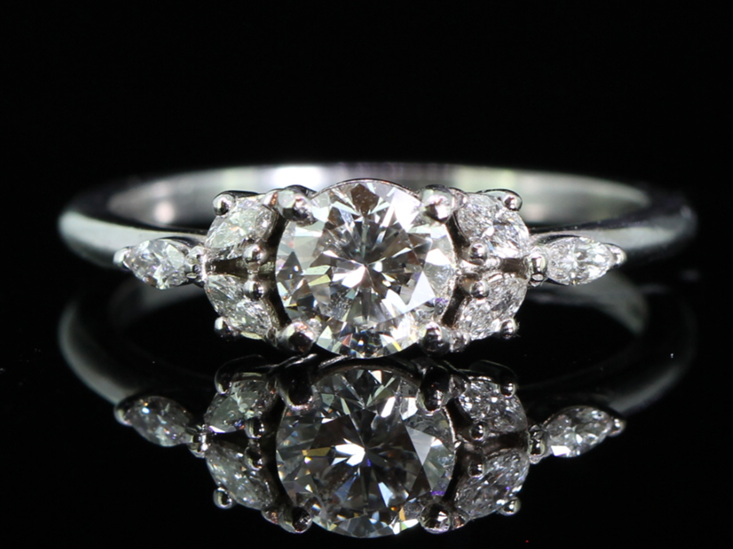 Graceful diamond 18 carat gold floral ring