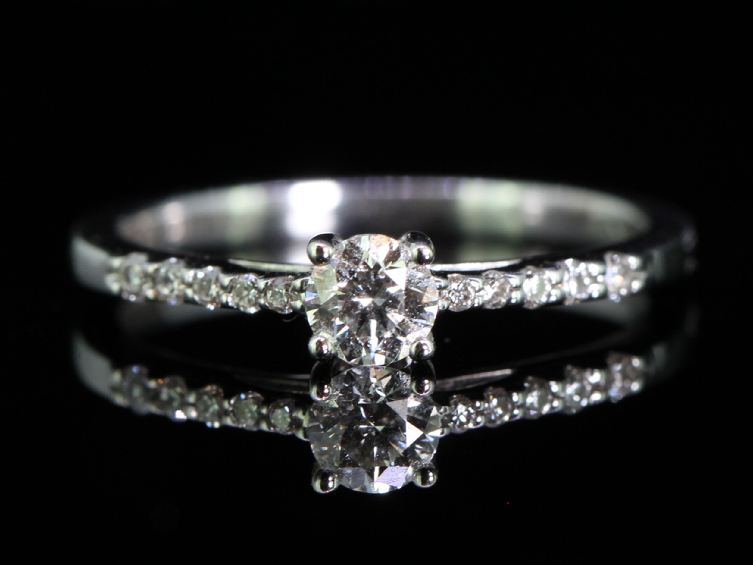 Romantic kissing diamond 18 carat gold solitaire ring
