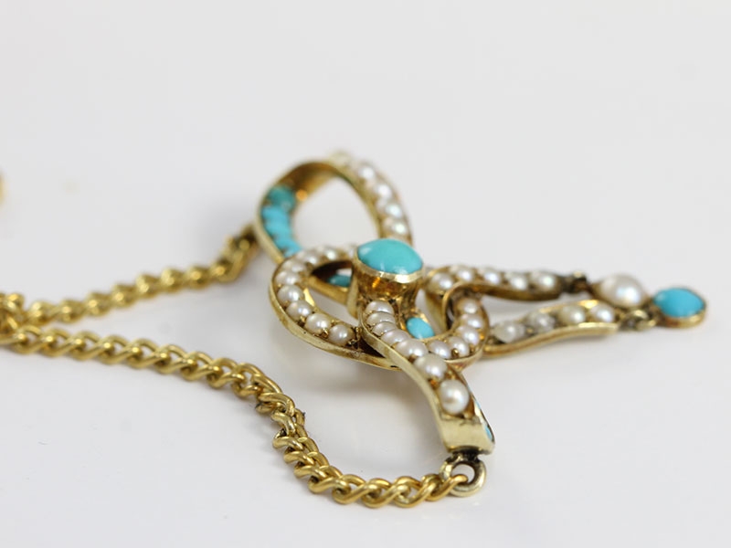 Beautiful turquoise and seed pearl 15 carat gold necklace