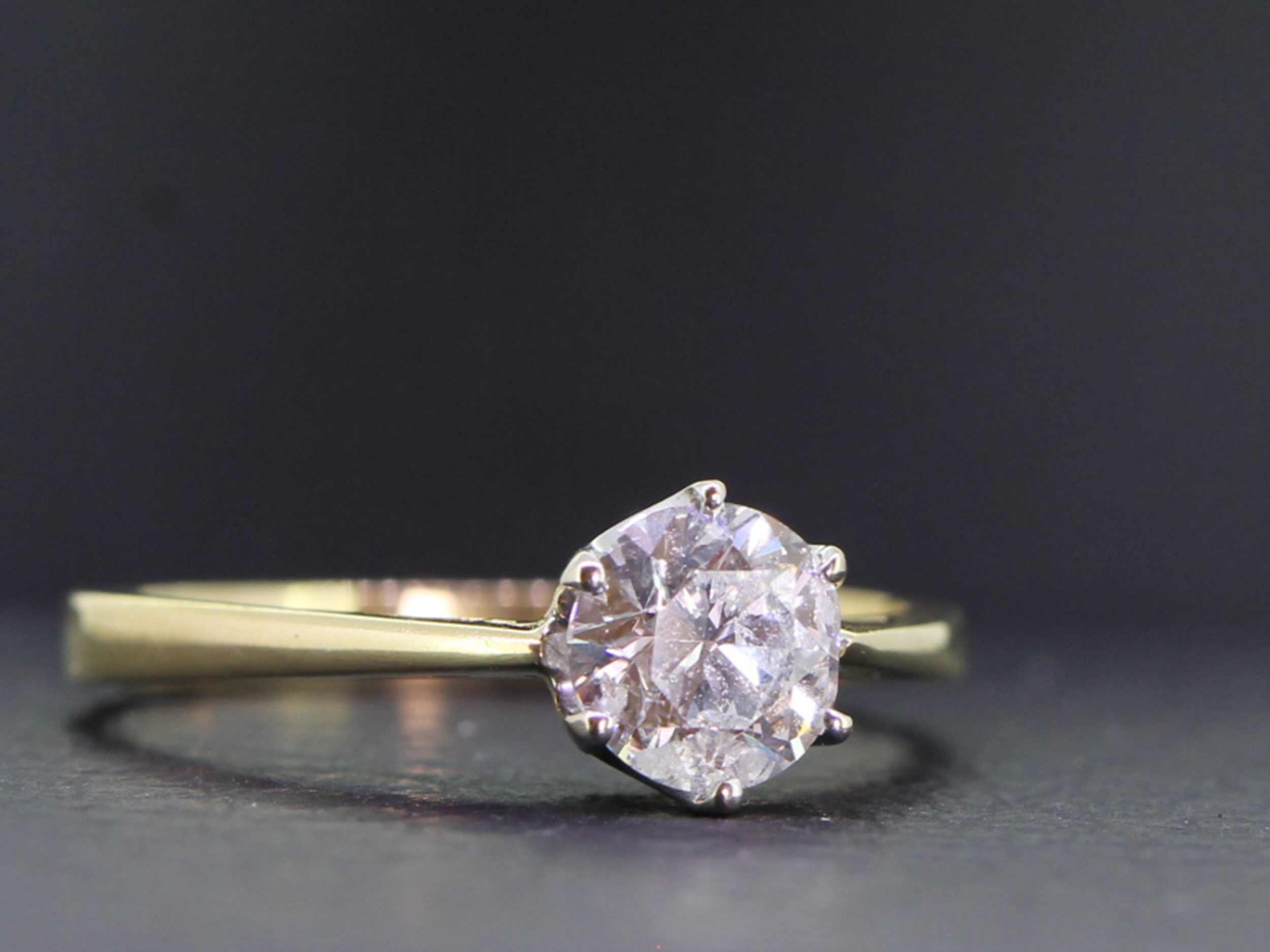 Beautiful diamond solitaire 18 carat gold ring