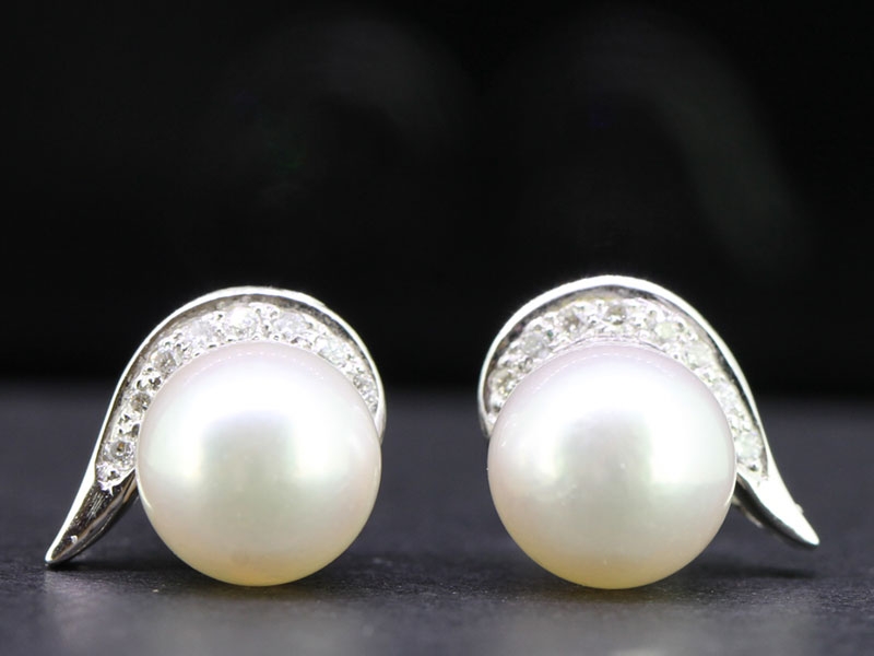 Glamorous pearl and diamond 18 carat gold white gold studs