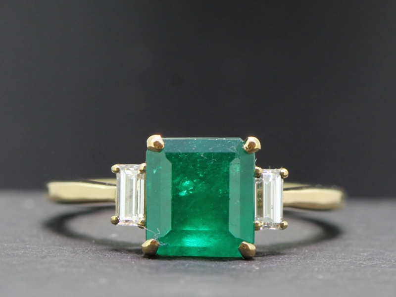 Beautiful colombian emerald and diamond 18 carat gold ring