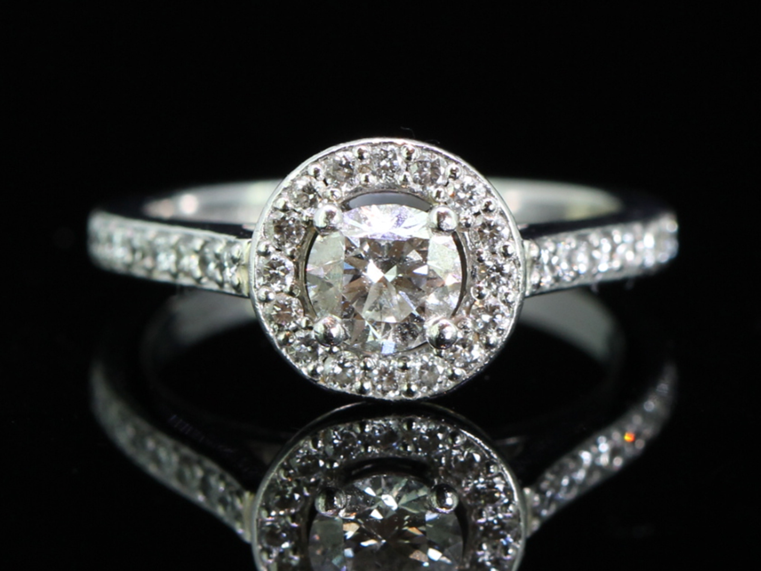 Beautiful solitaire diamond halo platinum ring