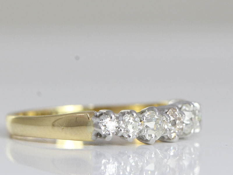  pretty seven stone diamond 18 carat gold ring