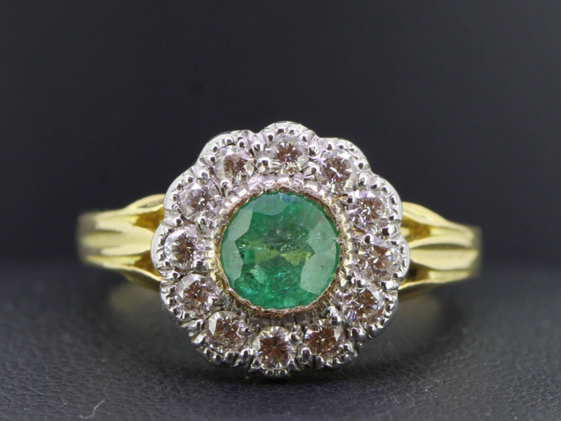 Gorgeous columbian emerald and diamond cocktail 18 carat gold ring