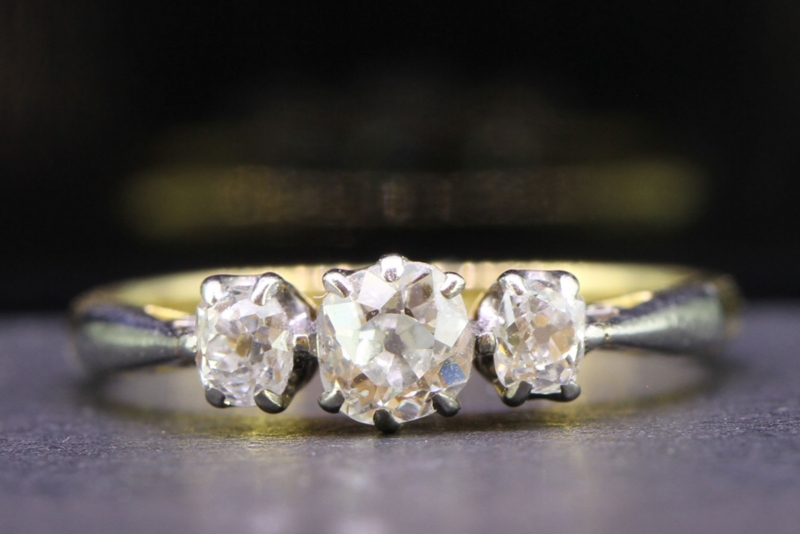 Beautiful diamond trilogy 18 carat gold ring 