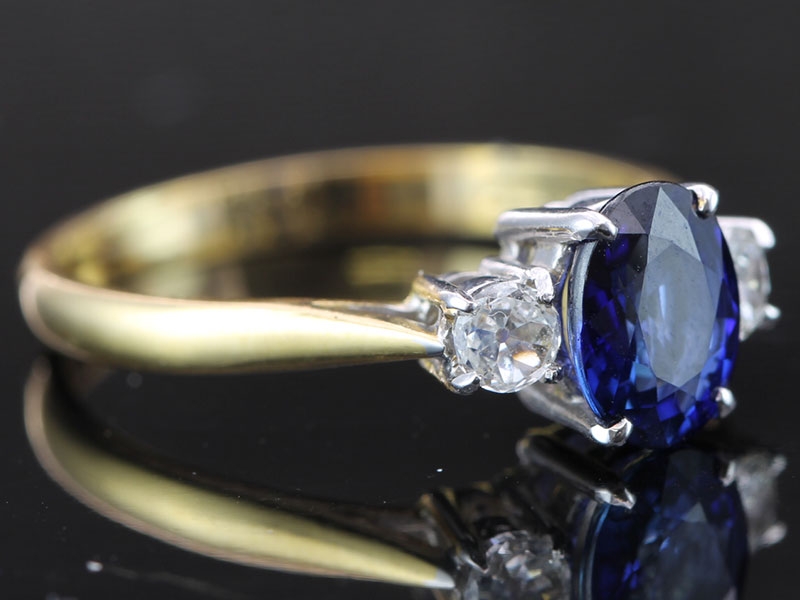 Wonderful sapphire and diamond trilogy 18 carat gold ring