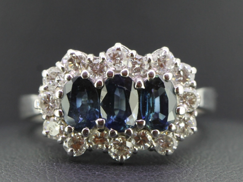 Stunning sapphire and diamond 18 carat gold ring
