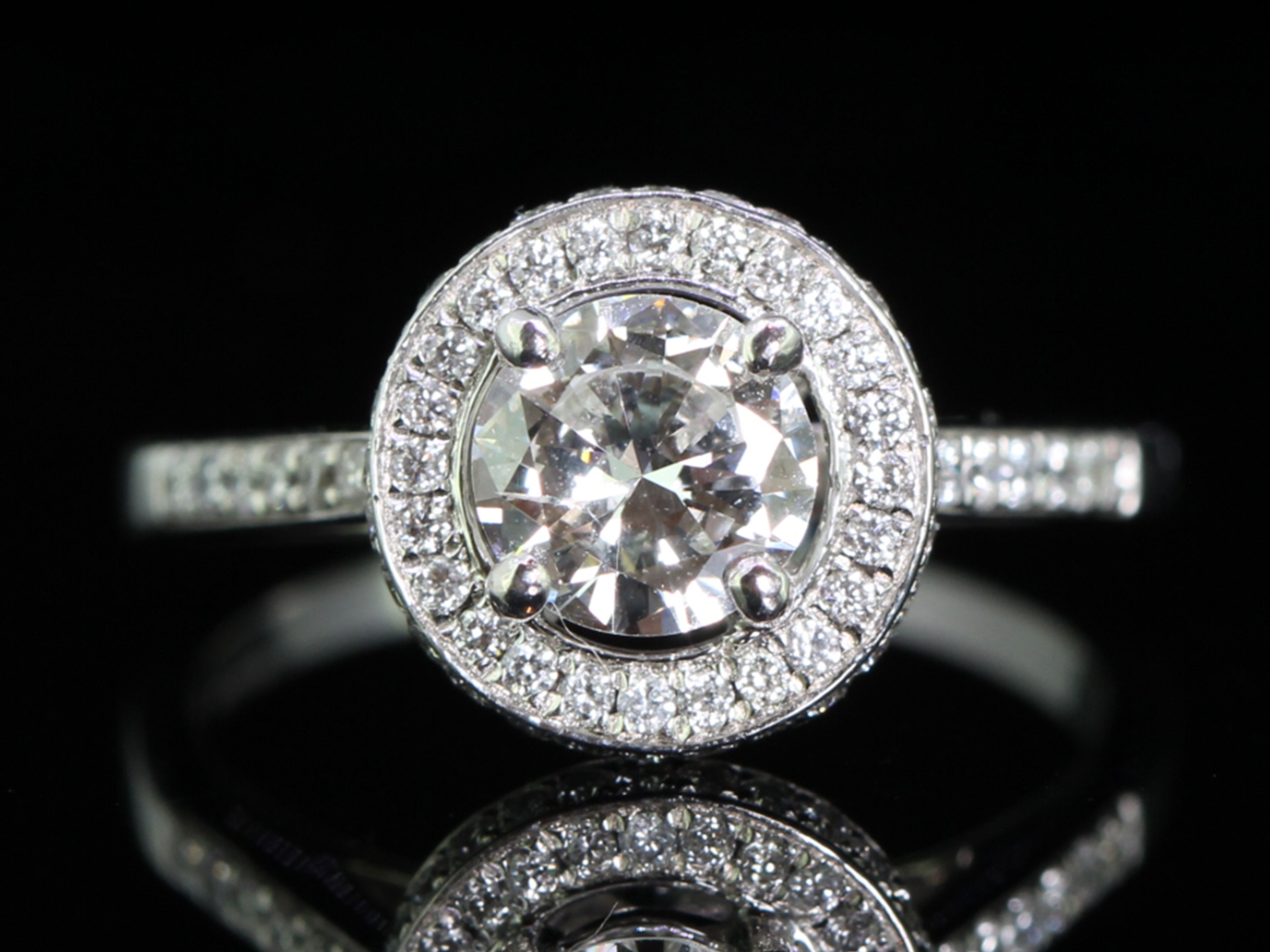 Stunning diamond 18 carat gold halo ring