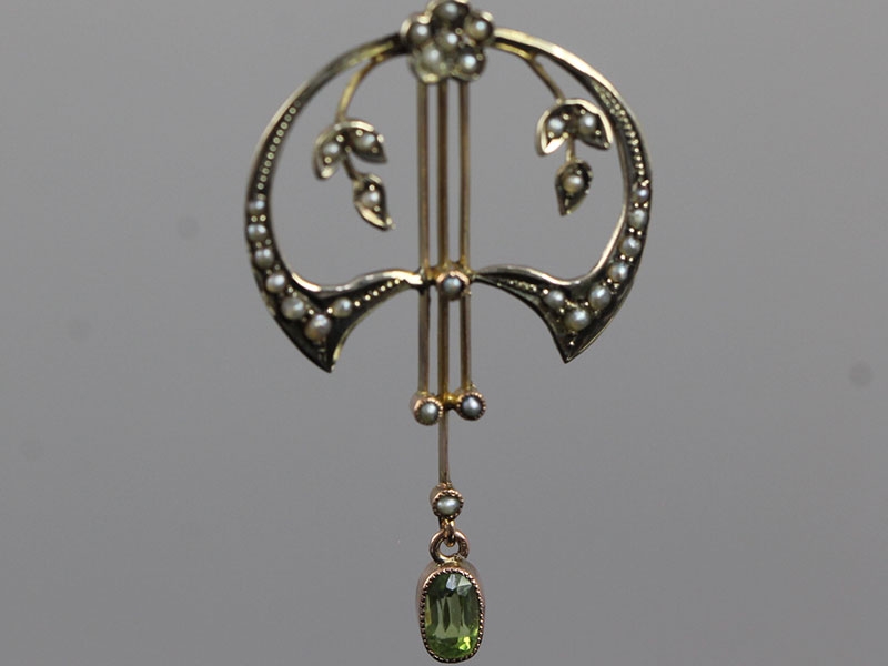 Beautiful art nouveau lavaliere 9 carat gold pendant and chain 