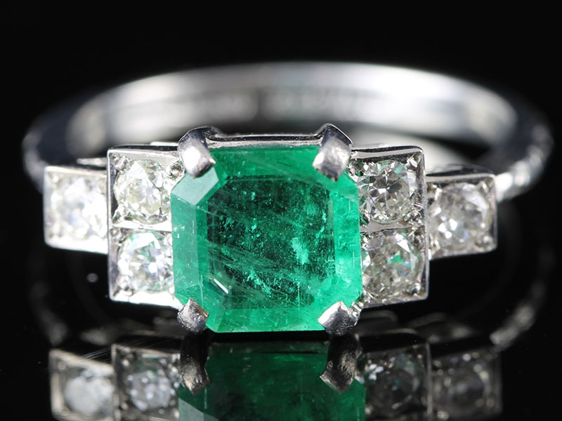 Stunning art deco 2 carat emerald and diamond platinum ring