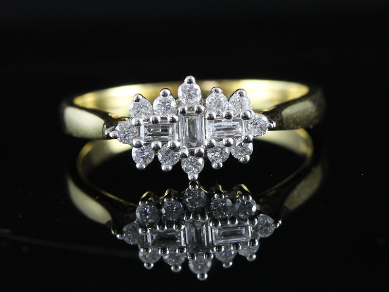 Beautiful baguette and round brilliant cut diamond 18 carat gold ring