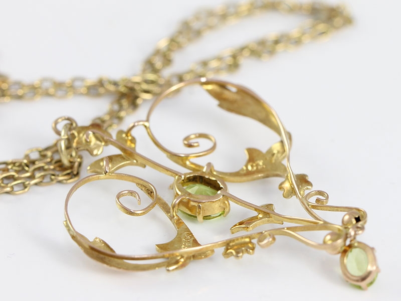 Beautiful edwardian peridot and seed pearl 9 carat gold pendant and chain