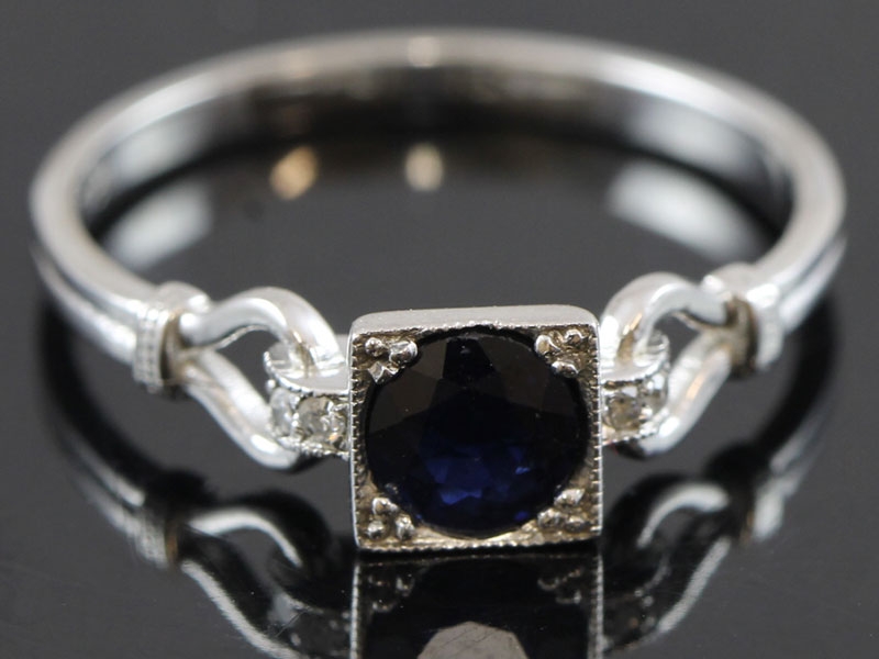 Lovely sapphire and diamond 18 carat gold ring