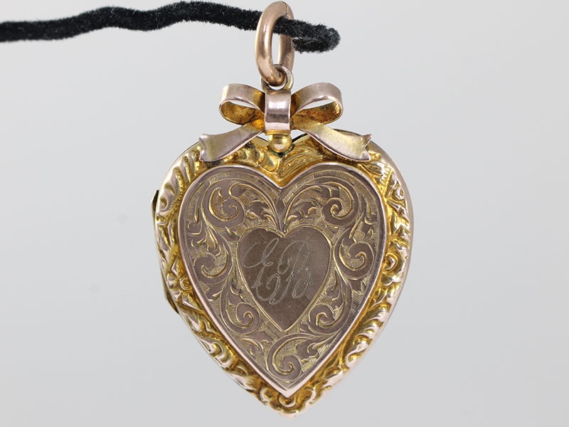Beautiful engraved heart shaped 9 carat gold locket