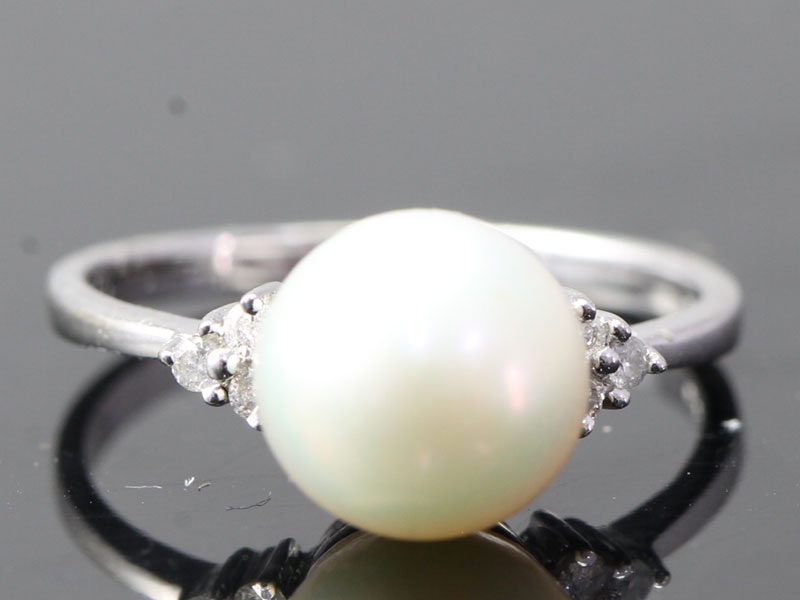 Elegant pearl and diamond 14 carat gold ring