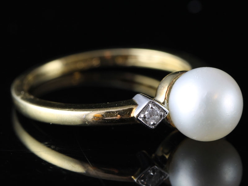 Elegant pearl and diamond 9 carat gold ring