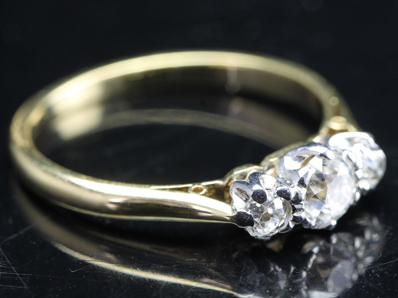 Fabulous diamond trilogy diamond 18 carat gold ring
