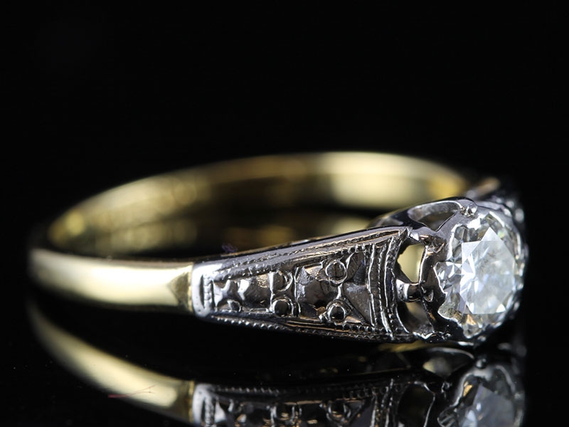 Beautiful solitaire diamond 18 carat gold ring