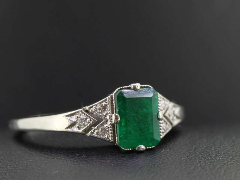 Elegant colombian emerald and diamond 1920s ring