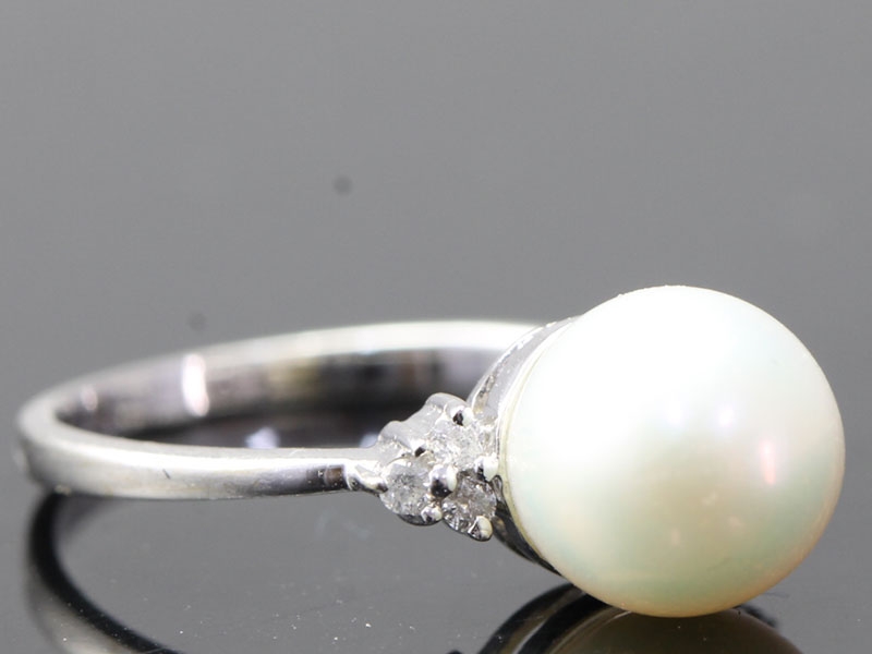 Elegant pearl and diamond 14 carat gold ring