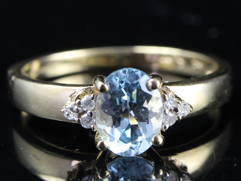 Exceptional aquamarine and diamond 18 carat gold ring