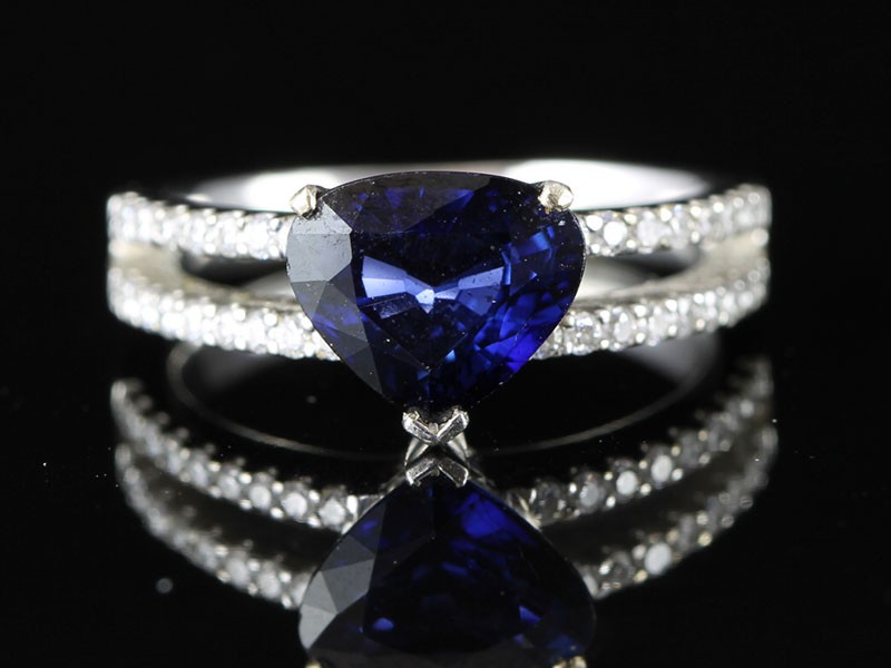 Stunning 1.00 carat sapphire and diamond chevron 18 carat gold ring