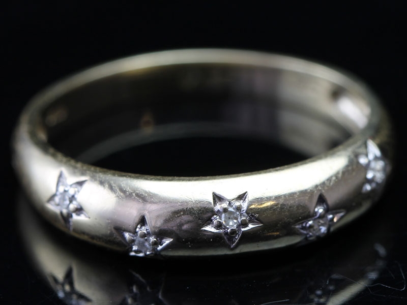 Beautiful inset diamond wedding ring in 9 carat gold (4mm)