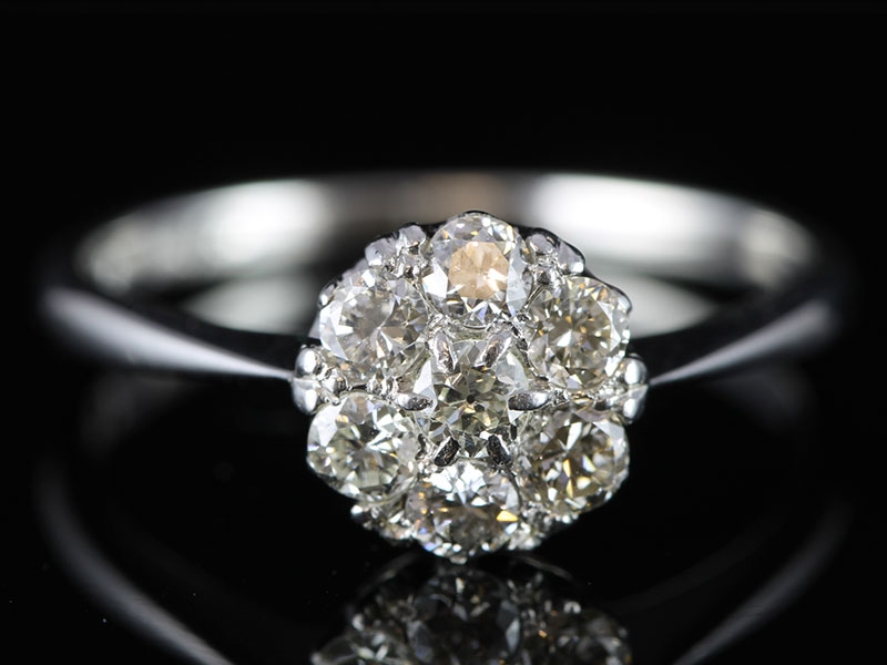 Absolutely stunning seven stone diamond cluster 18 carat gold ring
