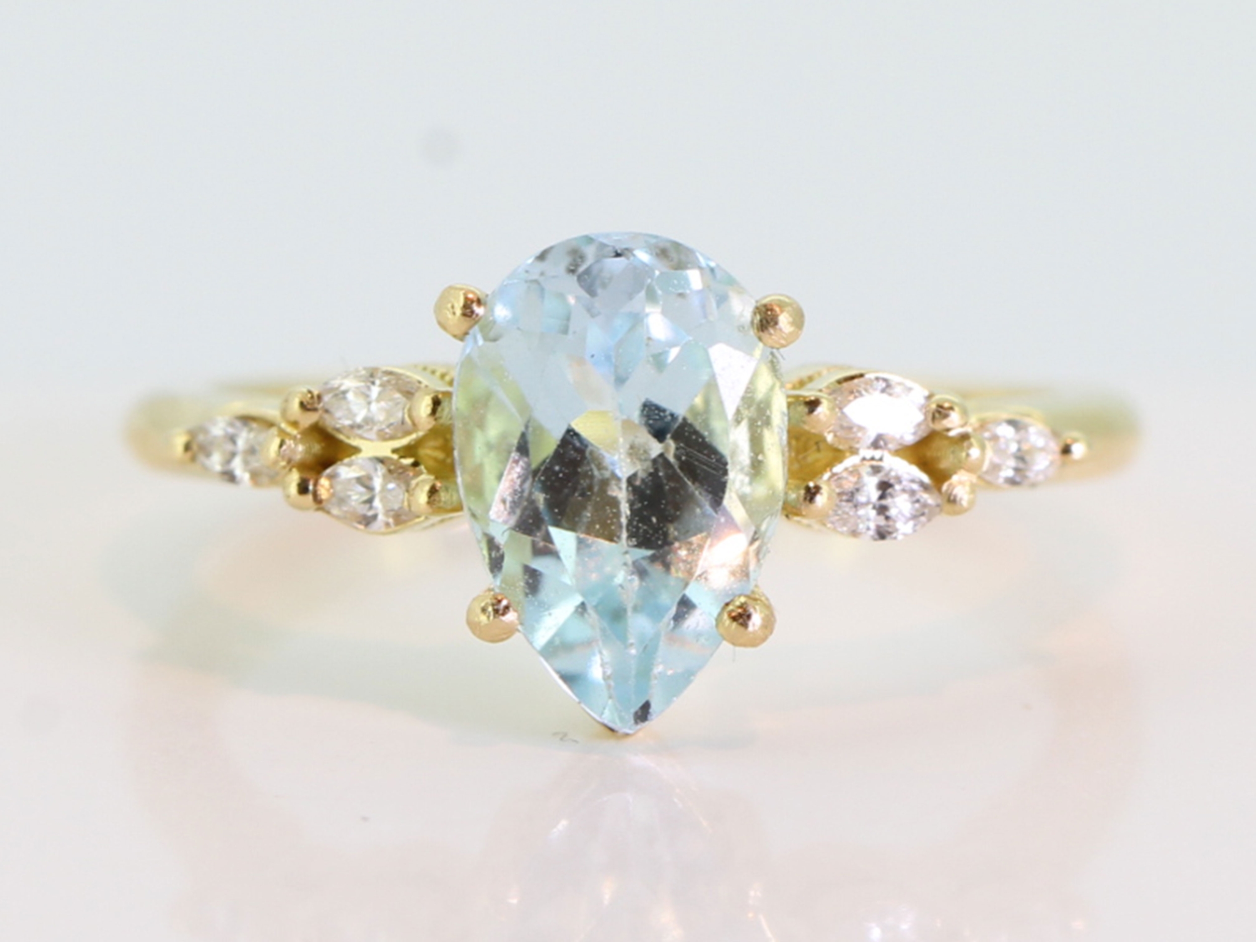 Wonderful aquamarine and diamond 18 carat gold ring