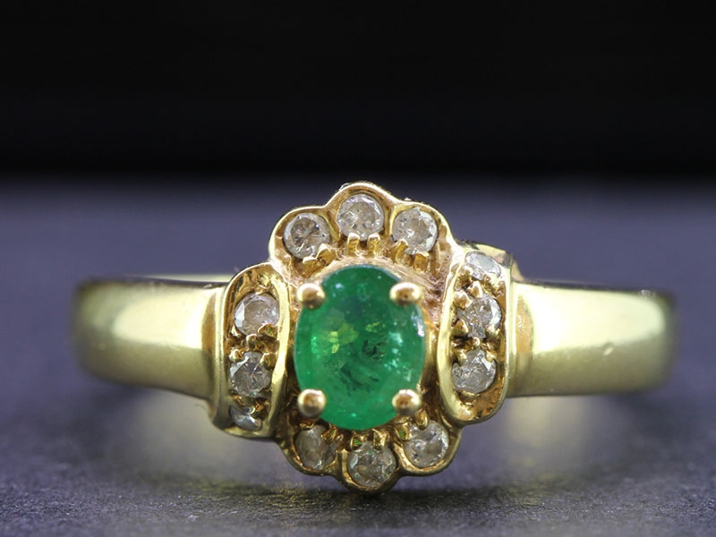 Beautiful emerald and diamond 18 carat gold ring