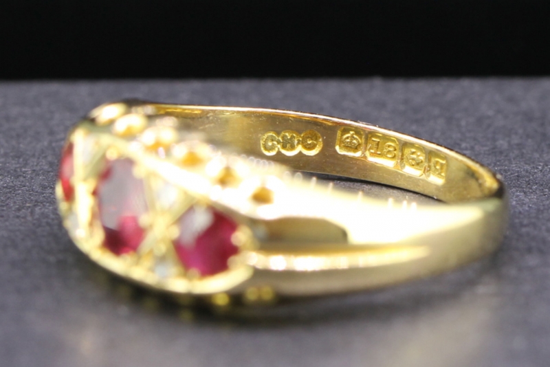 Beautiful ruby and diamond 18 carat gold ring