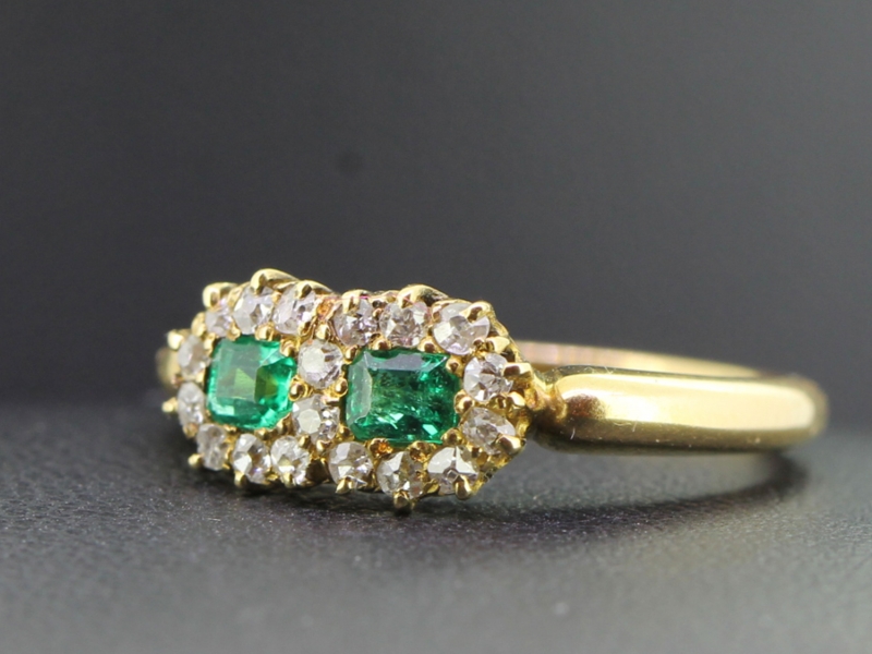 Elegant colombian emerald and diamond 18 carat gold ring