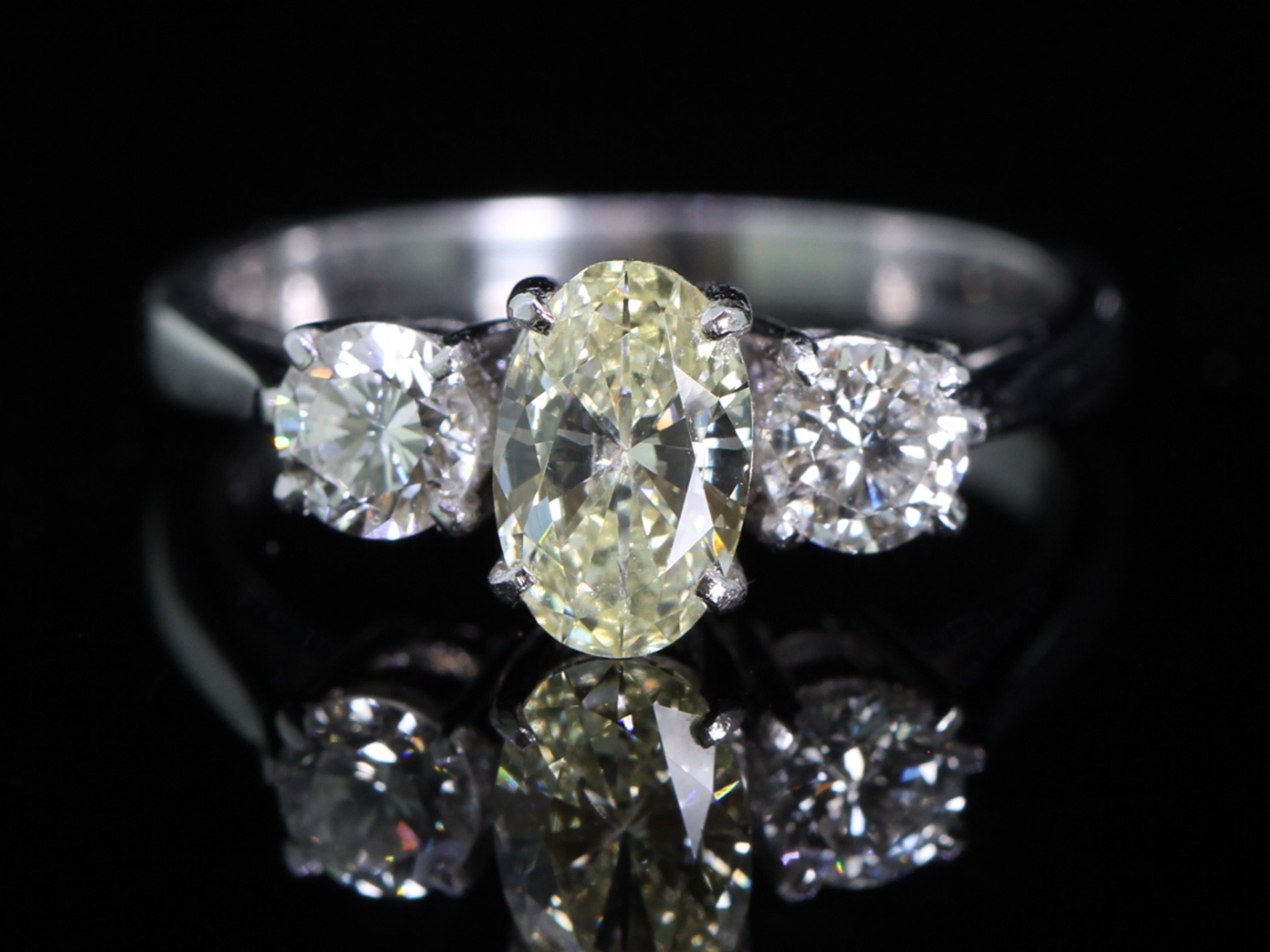 Stunning fancy diamond trilogy 18ct gold ring