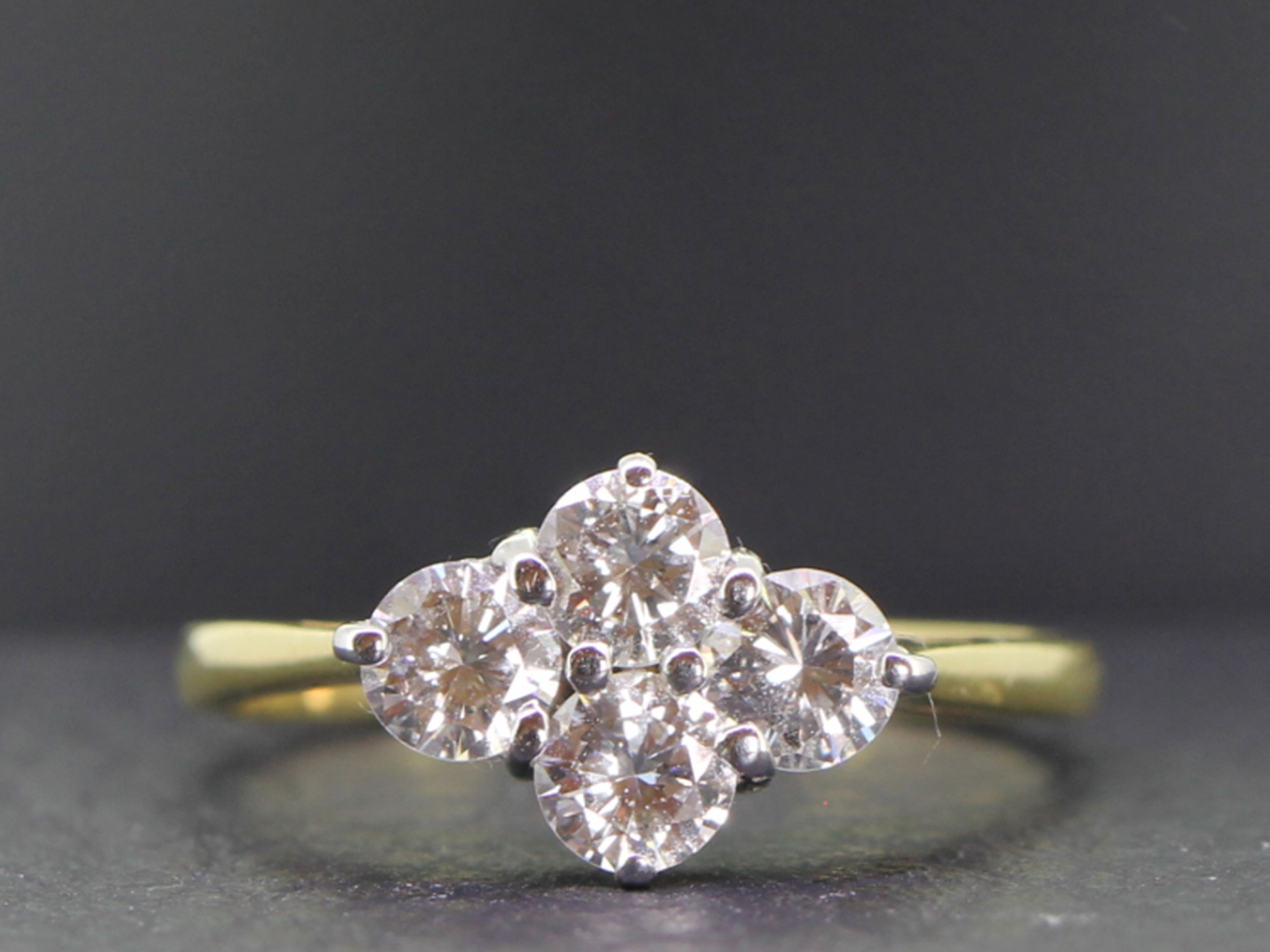 Beautiful diamond 18 carat gold ring