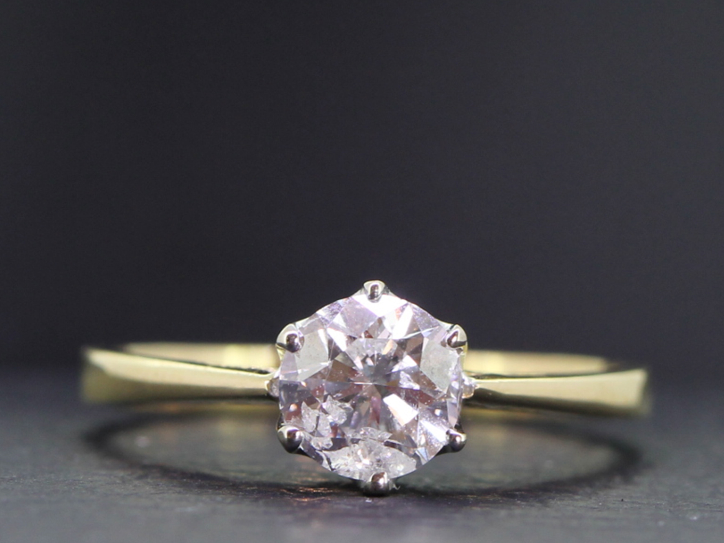 Beautiful diamond solitaire 18 carat gold ring