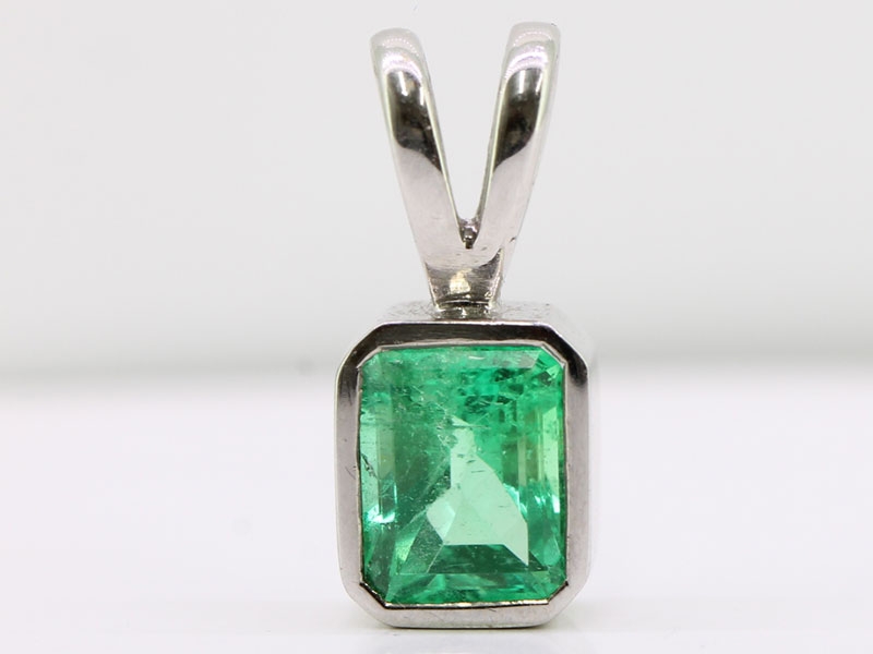 Gorgeous colombian emerald 18 carat white gold pendant