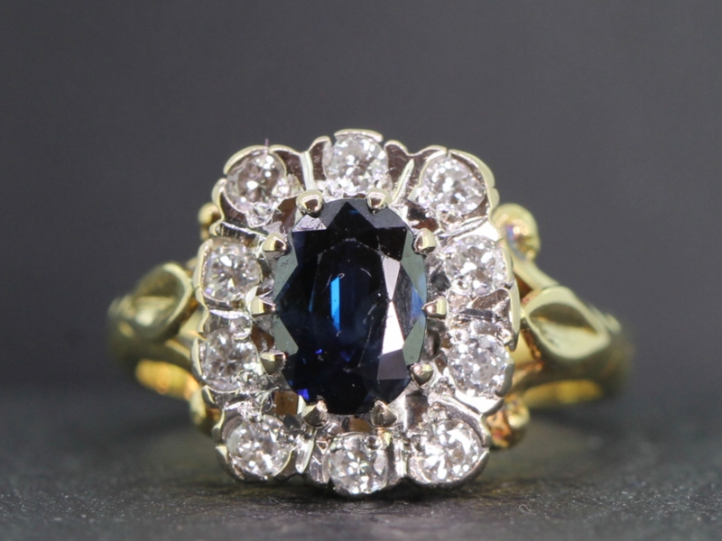 Gorgeous sapphire and diamond 18 carat gold ring