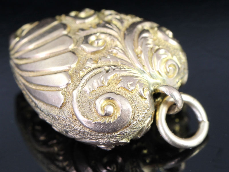 Pretty edwardian heart engraved 15 carat gold pendant