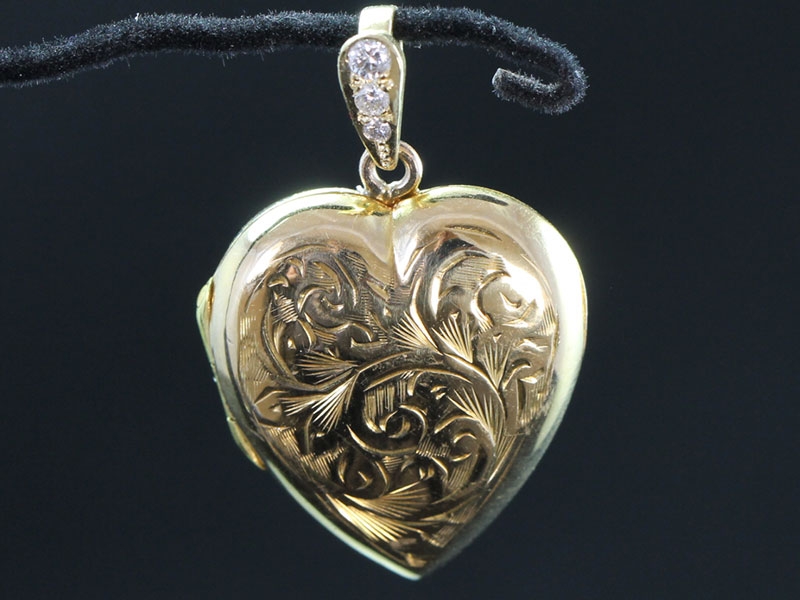 Beautiful vintage heart and diamond 18 carat gold locket